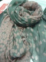 Šátek šedý růžové puntíky Desigual Šátek šedý růžové puntíky Desigual