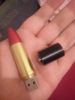 USB v tvare rúžu