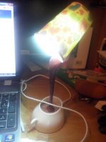 Lampa v tvare vylievajúcej sa kávy