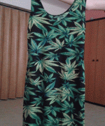 Šaty s potiskem marihuany