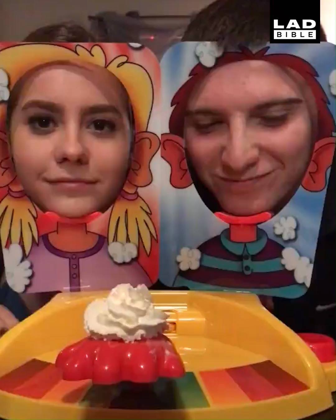 Sledovat Dog Interrupts Game Of 'Pie Face'