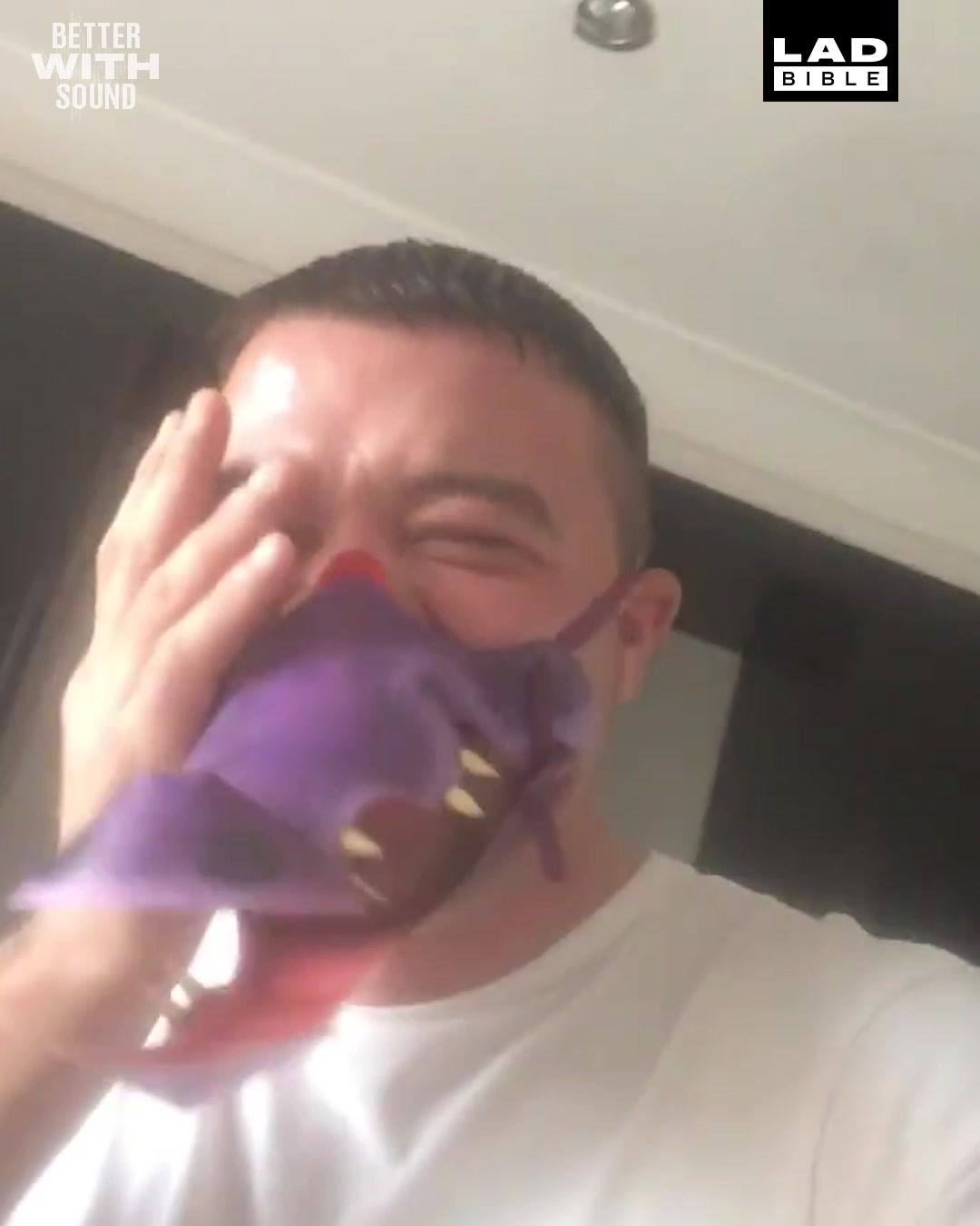 Sledovat Lad Eats With Crocodile Mask