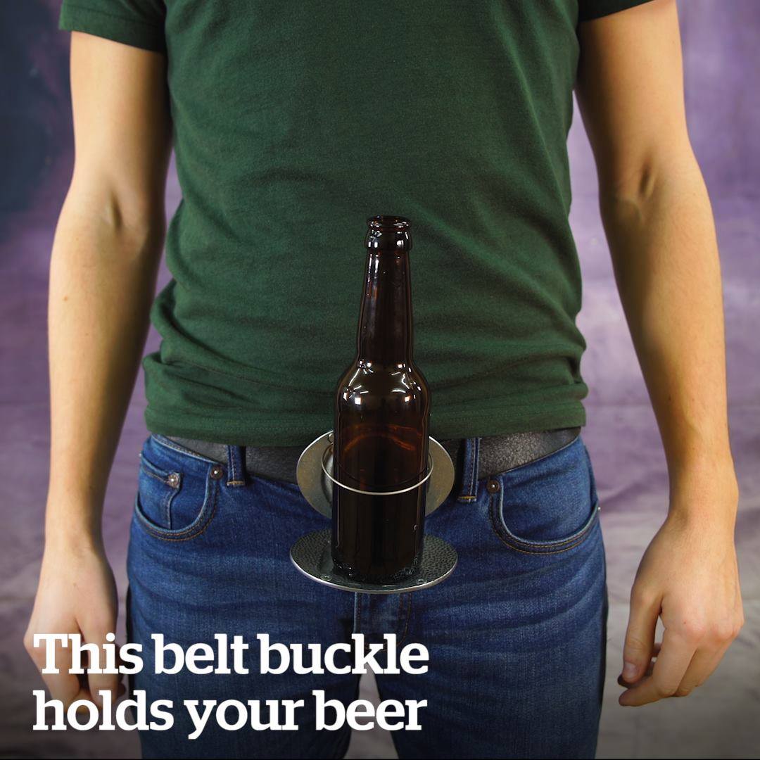 Sledovat This belt buckle holds your beer