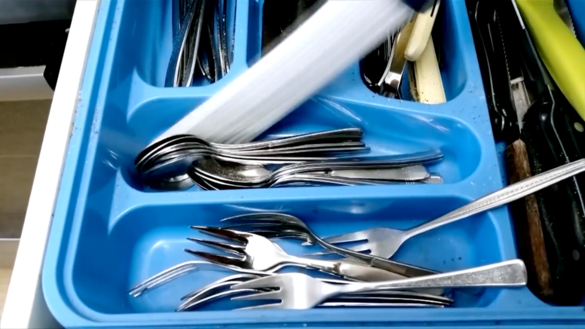 Sledovat Univerzální nástavec, který odstraní špínu jednoduše a rychle i z nedostupných míst! 💯